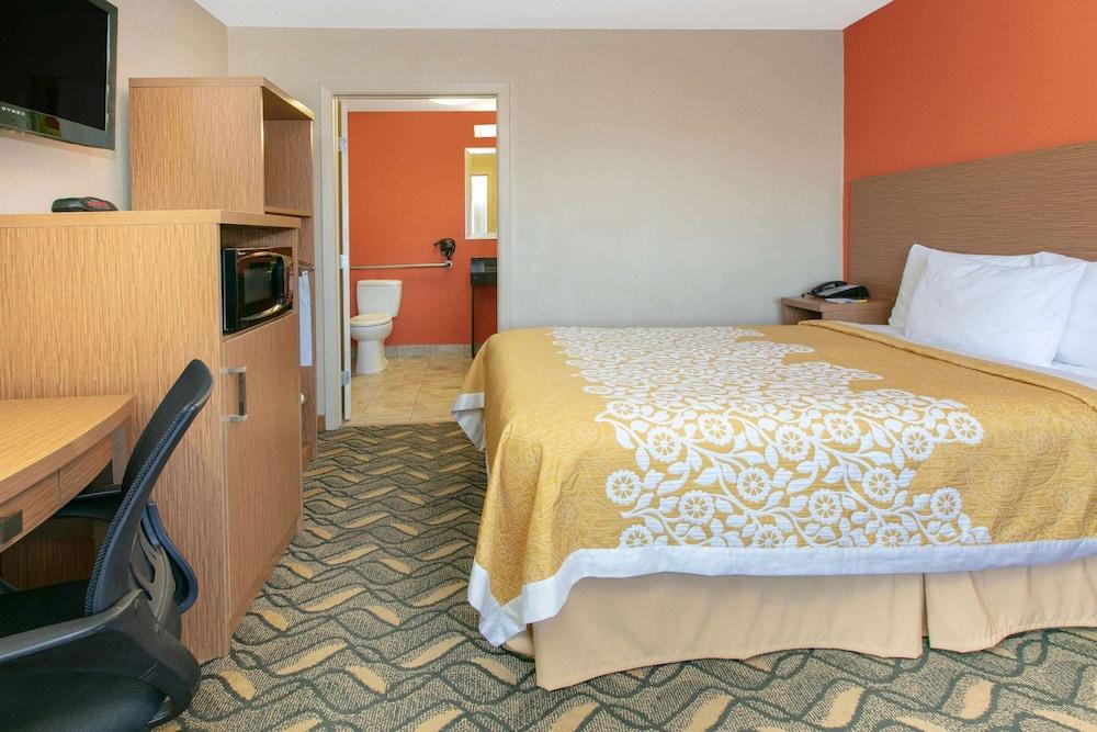 Days Inn & Suites By Wyndham Arlington Near Six Flags Exterior photo