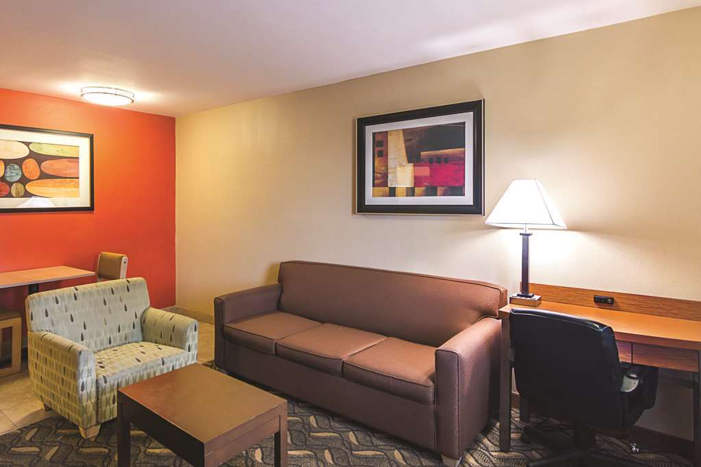 Days Inn & Suites By Wyndham Arlington Near Six Flags Room photo